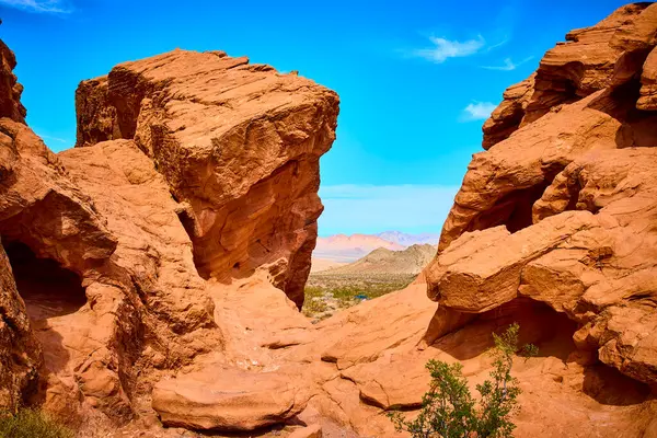 Boulder City Nevada 'daki Redstone Dune' un engebeli güzelliğini keşfedin. Kum taşı oluşumları ve açık mavi gökyüzü macera arayanlar ve doğa meraklıları için mükemmel bir zıtlık yaratır..