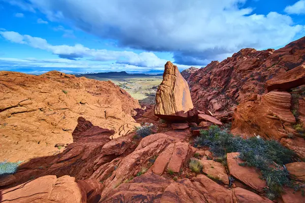 Nevada 'daki Kızıl Kaya Kanyonu' nun dehşetini kırmızı kumtaşı oluşumları ve parlak mavi gökyüzü ile yakalayın. Amerika 'nın güneybatısında seyahat ve macera teması için mükemmel..