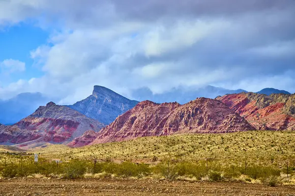 Las Vegas yakınlarındaki Red Rock Kanyonu 'nun canlı kırmızı kaya oluşumlarını keşfedin. Bu nefes kesen çöl manzarasında, macera arayanlar için mükemmel doğa renklerinin çarpıcı zıtlığını deneyimleyin..