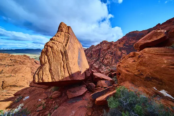 Las Vegas yakınlarındaki Red Rock Kanyonu 'nun ateşli özünü keşfedin. Jagged kumtaşı oluşumları parlak çöl gökyüzünün altında parıldıyor, Amerika 'nın güneybatısının engebeli güzelliğini yakalıyor..