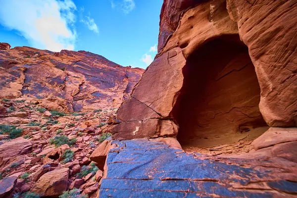 Kızıl Kaya Kanyonu, Nevada 'daki hayranlık uyandıran kırmızı kaya oluşumlarını ve doğal mağaraları keşfedin. Bu çarpıcı çöl manzarasında canlı mavi gökyüzünün altında maceranın özünü yakala..