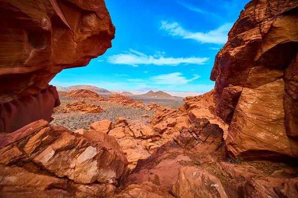 Nevada, Boulder City 'deki Redstone Dune' un engebeli güzelliğini keşfedin. İkonik kırmızı kayalar ve uçsuz bucaksız çöl manzaraları maceraya davetiye çıkarır ve Amerikan Güneybatısının ebedi cazibesini yakalar..
