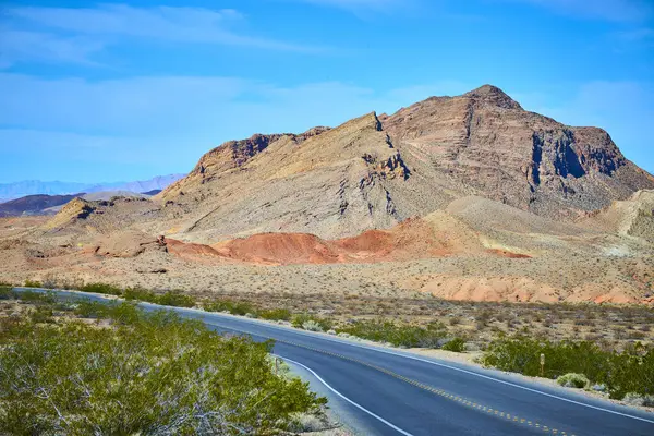 Nevadas Northshore Yolu 'nun engebeli güzelliklerinde dolaşın, dolambaçlı yolların çarpıcı mavi gökyüzü altında buluşup macera ve keşif ruhunu somutlaştırdığı yerde..