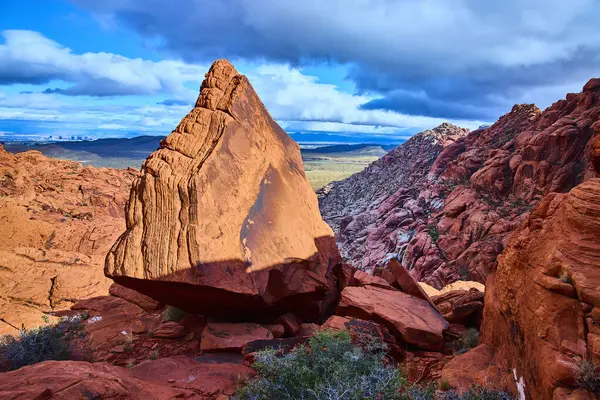 Las Vegas yakınlarındaki Kızıl Kaya Kanyonları 'nın nefes kesici görüntüsü. Dramatik gökyüzü engebeli çöl manzarasını güçlendirir. Şehir hayatının yanında güzellikler sergiler..
