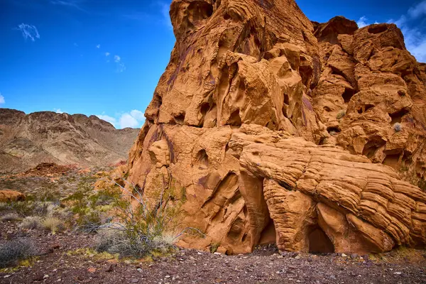 Nevada, Boulder City 'deki Redstone Dune' un engebeli güzelliğini görün. Doğanın zamansız macerayla buluştuğu çarpıcı kaya oluşumlarına ve canlı mavi gökyüzüne hayret..