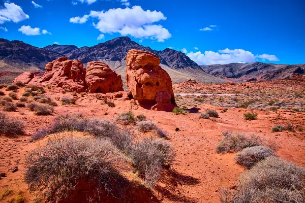 Nevada Moapa Vadisi 'ndeki Ateş Vadisi' nin nefes kesici kırmızı kumtaşı oluşumlarını araştırın. Huzurlu bir çöl manzarası görkemli dağları ve canlı mavi gökyüzü macerayı davet eder.