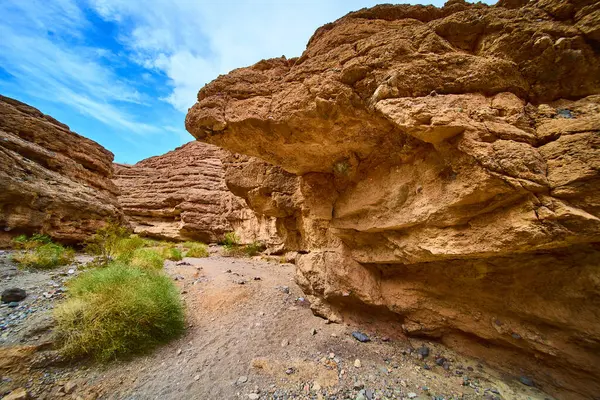 Nevada, Boulder City 'deki Baykuş Kanyonu' nun doğal güzelliğini keşfedin. Engebeli kaya oluşumları ve engin mavi gökyüzü kurak çöl manzarasında macera ve yalnızlık için çarpıcı bir zemin oluşturur..