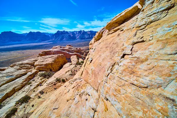 Las Vegas yakınlarındaki Red Rock Kanyonu 'nun engebeli güzelliğini keşfedin. Görkemli kumtaşı oluşumları ve sivri dağlar macerayı ve keşfi davet eden nefes kesici bir çöl manzarası yaratır..