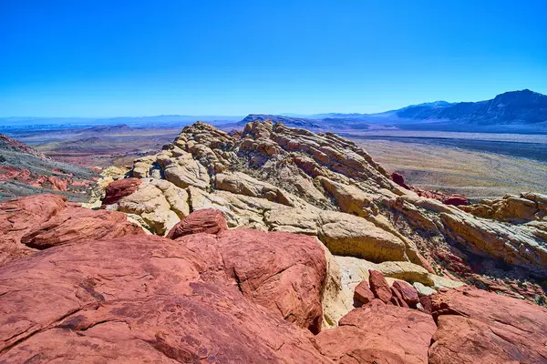 Nevada 'daki Kızıl Kaya Kanyonu' nun çarpıcı kumtaşı oluşumlarını araştırın. Parlak renklere ve berrak mavi gökyüzünün altındaki engin çöl manzarasına hayret ederek Amerika 'nın güneybatısının özünü yakalıyor..