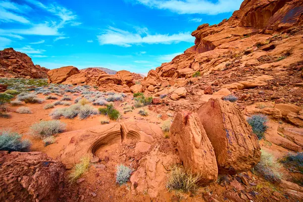 Boulder City Nevada 'daki Redstone Dune' un saf güzelliğini keşfedin. Güneybatı Çölü 'nde yalnızlığın ve doğa harikasının somut bir örneği olan canlı mavi gökyüzü altında yükselen kızıl kaya oluşumlarına hayret ediyorum..