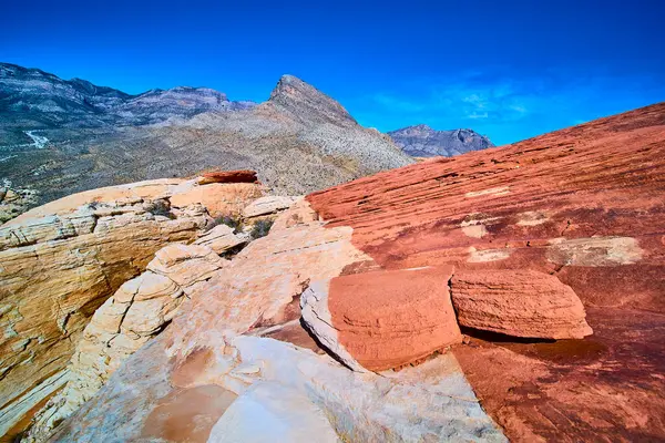 Las Vegas yakınlarındaki Red Rock Kanyonu 'nun canlı güzelliğinin tadını çıkarın. Turtlehead Jr ve Turtle Head Peak 'in çarpıcı kırmızı ve turuncu renkleri Nevada Çölü' nün engin mavi gökyüzünün altında maceraya davetiye çıkarıyor..