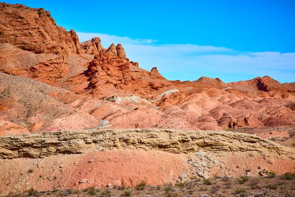 Nevadas Northshore Yolu 'nun engebeli güzelliğini keşfedin, göz kamaştırıcı kırmızı-kahverengi kaya oluşumları açık mavi gökyüzü ile buluşuyor, doğayı gözler önüne seriyor, sanatçılık ve jeolojik tarih nefes kesici bir çöl.