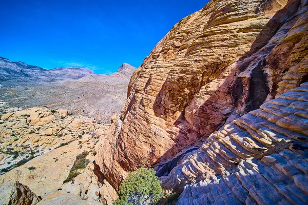 Kızıl Kaya Kanyonu, Nevada 'nın görkemli manzarası, Turtlehead Tepesi' nin yüksek katmanlarını canlı mavi gökyüzüne karşı sergiliyor. Macera, keşif ve doğal güzellik temaları için mükemmel..