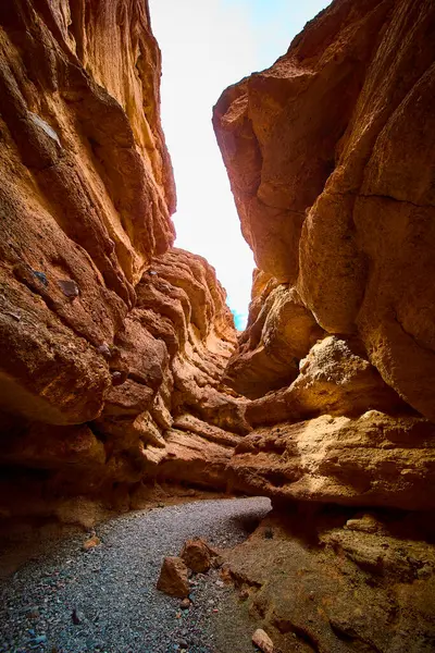 Nevada Boulder City 'deki görkemli Baykuş Kanyonu' nu keşfedin. Yüksek kırmızı ve kahverengi kaya duvarları ve büyüleyici jeolojik harikalar, macera, keşif ve doğa aşıkları için mükemmel bir nokta..