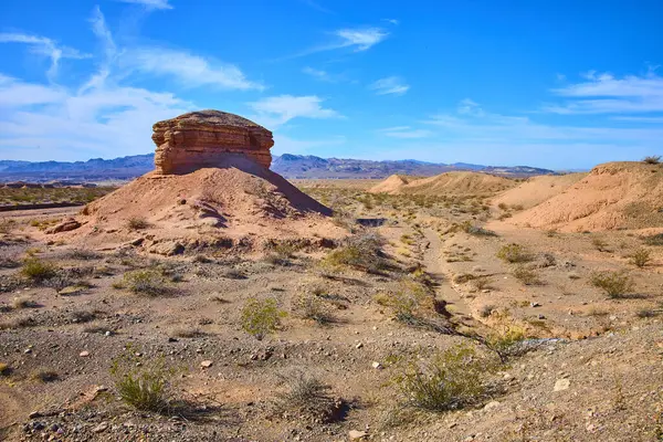 Nevadas Northshore Yolu 'nun görkemli çöl manzarasını keşfedin. Orada çarpıcı bir kaya oluşumu ve seyrek bitki örtüsü berrak mavi gökyüzü altında izolasyon ve doğal güzelliğin resmini çizer..