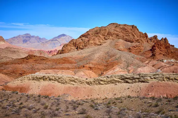 Nevadas Northshore Yolu 'nun dramatik kızıl kaya oluşumlarını keşfedin. Engebeli çöl arazisi canlı mavi gökyüzü ile buluşuyor. Macera ruhunu ve el değmemiş manzaraların güzelliğini somutlaştırıyor..