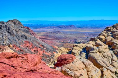 Las Vegas yakınlarındaki nefes kesici Red Rock Kanyonunu keşfedin. Parlak kumtaşı oluşumlarına ve berrak mavi gökyüzünün altındaki uçsuz bucaksız çöl ovalarına hayret edin. Seyahat ve macera meraklıları için mükemmel..