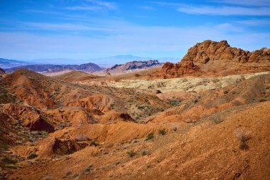 Nevada, Northshore Yolu 'nun engebeli güzelliğini keşfedin. Çarpıcı kızıl kaya oluşumları ve canlı mavi gökyüzü altında geniş çöl manzaraları. Seyahat, keşif ve macera temaları için mükemmel..