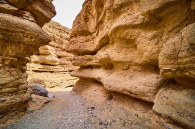 Nevada, Boulder City 'deki Baykuş Kanyonu' nun nefes kesici katmanlı kaya oluşumlarını araştırın. Güneş ışığı katmanları ve engebeli dokular çölde maceraya davet eder ve doğayı yakalar.