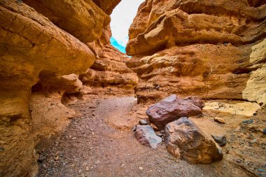 Nevada, Boulder City 'deki Baykuş Kanyonu' nun nefes kesici güzelliğini keşfedin. Engebeli kaya oluşumları ve canlı toprak tonları sizi bu büyüleyici çöl manzarasını keşfetmeye davet ediyor. Yolculuk için mükemmel.