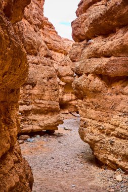Nevada Boulder City 'deki görkemli Baykuş Kanyonu' nu keşfedin. Kırmızımsı kaya duvarları ve kumlu yollar maceracılar ve doğa meraklıları için çağdışı çöl güzelliği arayan çarpıcı bir sahne yaratır..