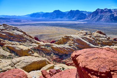 Nevada 'daki Kızıl Kaya Kanyonu' nun canlı katmanlarını keşfedin. Orada çarpıcı jeolojik oluşumlar engin çöl manzarasıyla buluşur. Açık hava macerası ve doğal güzelliğin özünü yakalamak için mükemmel..