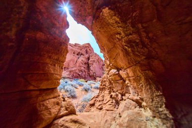 Nevada, Boulder City 'nin büyüleyici güzelliğini keşfedin. Güneş ışığı kırmızı kumtaşı uçurumlarını aydınlatırken ve Redstone kumtaşı çöl manzarasının kayalık mağara oluşumlarını..