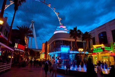 Las Vegas 'ın canlı gece hayatını aydınlatmalı yüksek tekerlekli dönme dolaba büyüleyici bir bakış açısıyla yaşayın. Neon ışıkları ve hareketli kalabalıklarla dolu canlı sokak sahnesinin tadını çıkarın..
