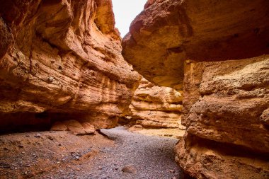 Nevada, Boulder City 'deki çarpıcı Baykuş Kanyonu' ndan geçeceğiz. Zengin toprak renklerinde, yüksek katmanlı kayaların arasındaki macerayı kucakla. Dokunulmamış çöl manzaralarının ebedi güzelliğini anımsatıyor..