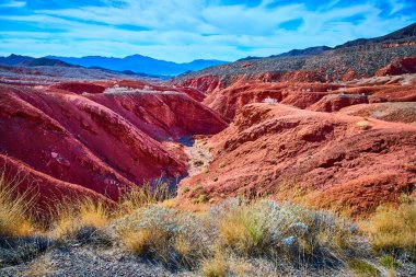 Nevadas Northshore Yolu 'nun nefes kesici güzelliğini tecrübe edin. Canlı kırmızı kaya oluşumları ve yuvarlanan çöl tepeleri bu büyüleyici mavi manzarada çarpıcı bir mavi gökyüzü ile tezat oluşturuyor..