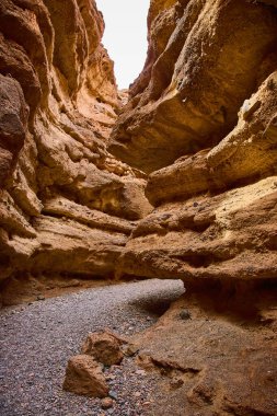 Nevada, Boulder City 'deki görkemli Baykuş Kanyonu' nu keşfedin. Yüksek kaya duvarları ve antik dokular, macera turizmi için mükemmel ve yalnızlık ve baş döndürücü doğa meraklıları.