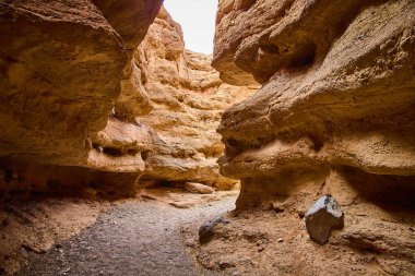 Nevada, Boulder City 'deki Baykuş Kanyonu' nun çarpıcı güzelliğini keşfedin. Kırmızımsı kahverengi kaya oluşumlarının engebeli cazibesini tecrübe et. Sanatçılık, davet edici macera ve keşif..
