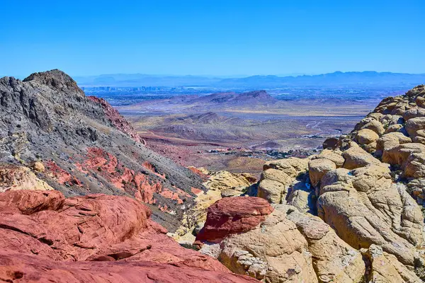 Las Vegas yakınlarındaki nefes kesici Red Rock Kanyonunu keşfedin. Parlak kumtaşı oluşumlarına ve berrak mavi gökyüzünün altındaki uçsuz bucaksız çöl ovalarına hayret edin. Seyahat ve macera meraklıları için mükemmel..