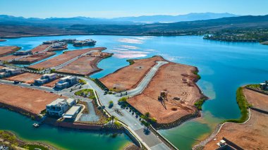 Las Vegas Gölü 'ndeki modern göl manzaralı evler ve inşaat. Işıl ışıl mavi su çöl dağları ve lüks gayrimenkul ve kentsel kalkınmayı ön plana çıkaran yeni yollar.