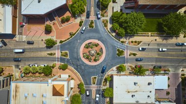 St George Utah şehir merkezindeki çevre kavşağının yukarıdan görünüşü şehir trafiği akışını ve modern şehir planlamasını gün ortası güneşinin altında gösteriyor.