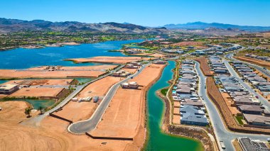 Las Vegas Gölü 'nde parlayan bir gölün yanında inşa halindeki yeni lüks evlerin havadan görünüşü banliyö büyümesini ve güneybatıda yaşayan lüks bir toplumu gözler önüne seriyor.