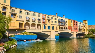 Akdeniz tarzı bir köprü ve Las Vegas Gölü 'ndeki lüks rıhtım binaları renkli cephe tekneleri ve berrak mavi gökyüzünün altında seyahat için mükemmel ve gerçek bir deniz manzarası.