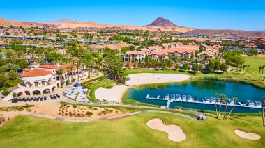 Las Vegas Gölü 'ndeki lüks bir golf merkezinin havadan görünüşü. Akdeniz tarzı kulüp binası, yemyeşil kum tuzakları ve lüks villalar ve palmiye ağaçları ile çevrili manzaralı bir göl vahası.