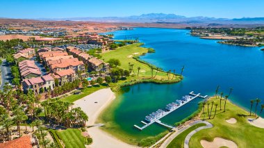 Las Vegas Gölü 'ndeki lüks göl manzaralı bir tatil köyünde Akdeniz villaları el değmemiş bir golf sahası ve açık mavi gökyüzünün altında çöl dağlarıyla çevrili özel bir marina.