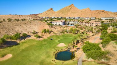 Las Vegas Gölü 'nün çöl manzarasına yuva yapmış yemyeşil otlaklar engebeli dağlara ve kurak araziye zıt.