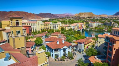 Las Vegas Gölü 'ndeki Akdeniz' den esinlenilmiş bir köyün havadan görünüşü. Nevada 'da pastel binalar terracotta çatıları ve arka planda çöl dağları olan ışıl ışıl bir göl tatil için mükemmel.