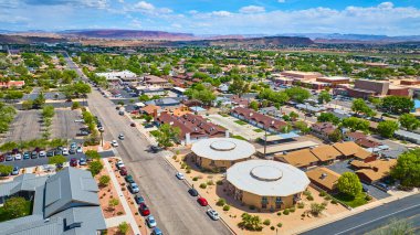 St. George Utah 'ın canlı bir banliyö mahallesinin havadan görünüşü. Eşsiz yuvarlak binalar, geleneksel evler ve parlak mavi gökyüzü altındaki manzaralı kırmızı kameralar. Emlak ve şehir için mükemmel.