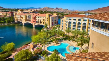 Las Vegas Nevada Gölü 'nde göl otelleri, pitoresk bir köprü ve pırıl pırıl havuzu olan lüks Akdeniz tarzı tatil köyü manzarası seyahat ve tatil pazarlama için mükemmel.