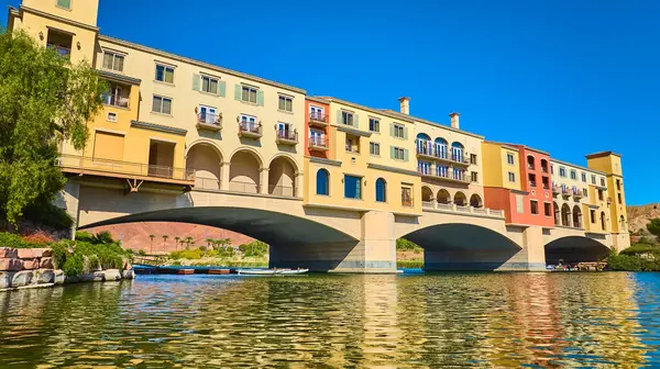 Pastel Akdeniz 'den esinlenilmiş köprü Las Vegas Gölü' nü renkli cepheleriyle ve yemyeşil alanlarıyla kaplayarak Nevada 'da canlı mavi bir gökyüzü altında lüks sahil beldesini yakalıyor.