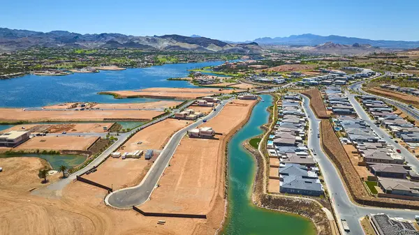 Las Vegas Gölü 'nde parlayan bir gölün yanında inşa halindeki yeni lüks evlerin havadan görünüşü banliyö büyümesini ve güneybatıda yaşayan lüks bir toplumu gözler önüne seriyor.