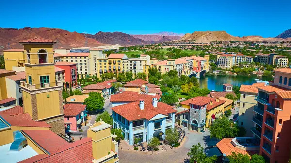 Las Vegas Gölü 'ndeki Akdeniz' den esinlenilmiş bir köyün havadan görünüşü. Nevada 'da pastel binalar terracotta çatıları ve arka planda çöl dağları olan ışıl ışıl bir göl tatil için mükemmel.