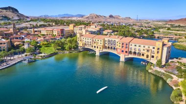 Nevada 'daki Las Vegas Gölü rıhtım köyünün hava manzarasında Akdeniz tarzı pastel binalar, yemyeşil alanlar ve lüks seyahat ve gayrimenkul temaları için mükemmel mavi sular yer alıyor.
