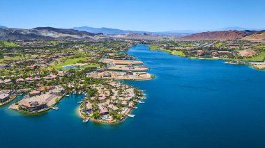 Las Vegas Gölü 'ndeki lüks göl kenarı topluluğunun havadan görünüşü Nevada' da lüks deniz kenarındaki evlerin manzarası çevre düzenlemesi ve dramatik bir çöl arkaplanına karşı açık mavi su seti.