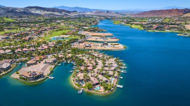 Özel rıhtımı olan lüks deniz manzaralı evler, parlak mavi göl ve Las Vegas Gölü 'ndeki çöl dağlarına karşı kurulmuş yemyeşil golf sahası. Tatil köyünün en güzel yeri..