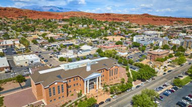 St. George Utah 'taki Beşinci Bölge Adliyesi' nin havadan görünüşü peyzaj alanları ve parlak gökyüzünün altındaki kırmızı kumtaşı kayalıklarıyla çevrili. Yurttaşlık gururu ve güneybatı manzarası için ideal..